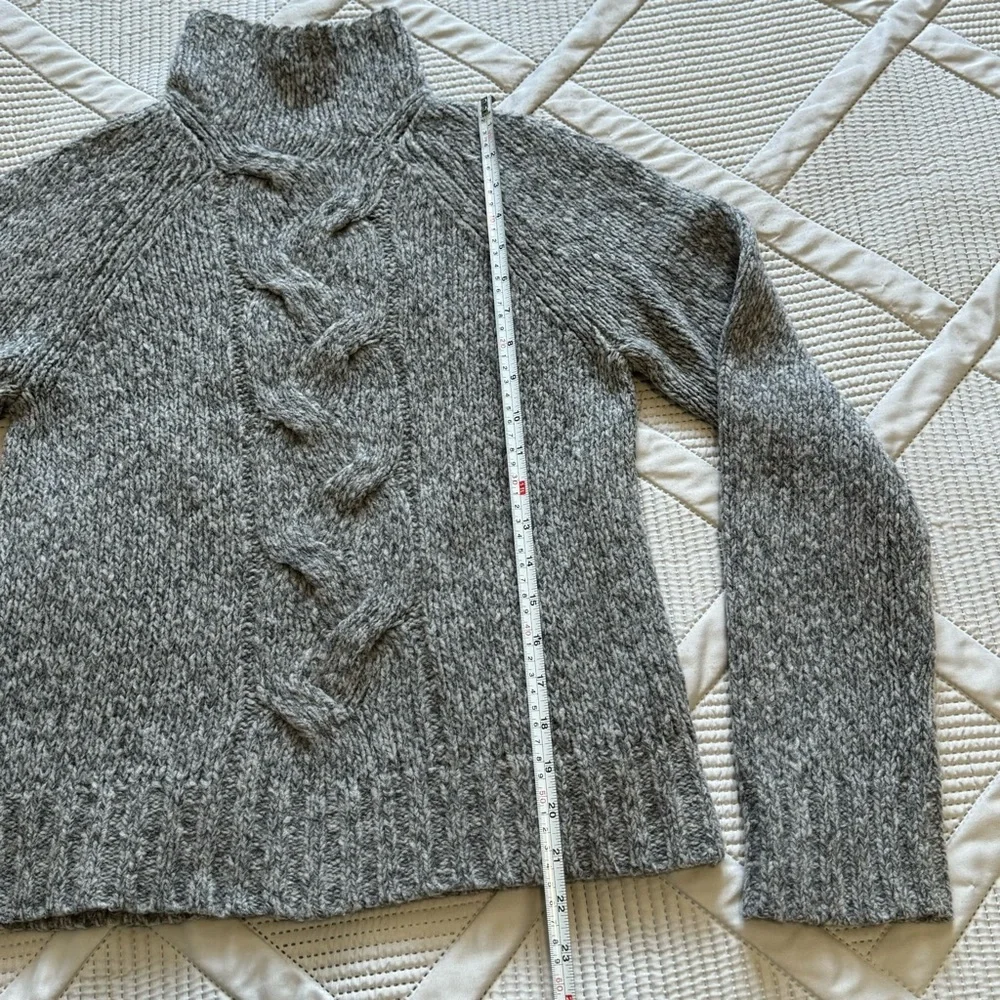 ANN TAYLOR GRAY CABLE KNIT MERINO BLEND (80%) SWEATER SZ M - Picture 3 of 7